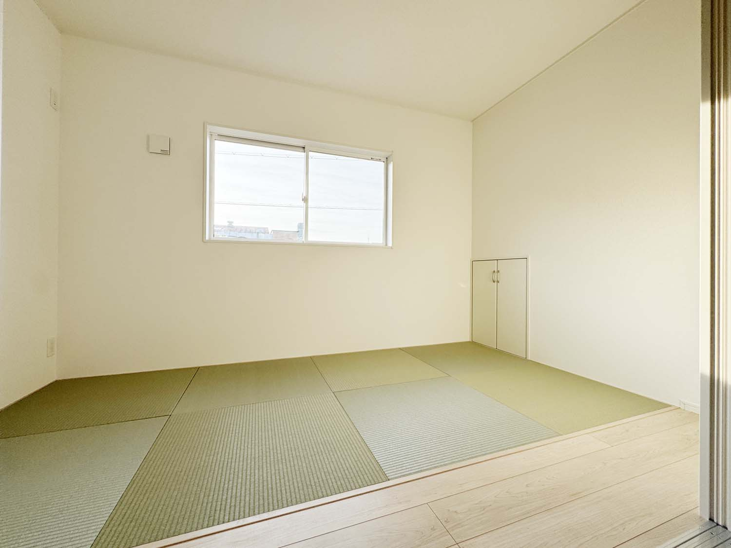 耐震+制震の家 水呑町竹ヶ端 第9：住宅性能取得物件：1号棟の和室|リビングとの続き間で広々とした空間を感じられます。
不意のお客様の対応や家事仕事、お子様のお勉強など様々な用途に活躍します！