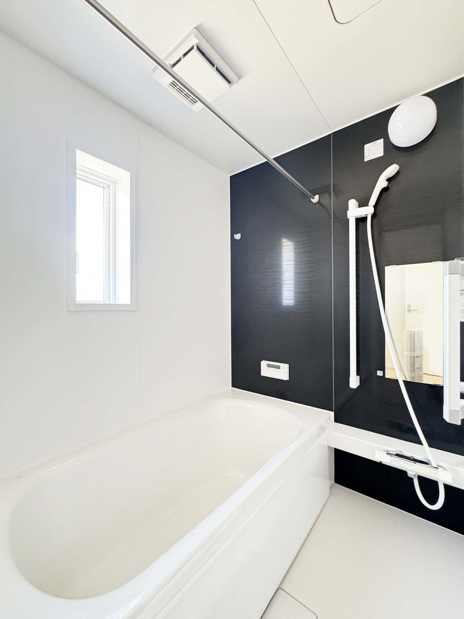 耐震+制震の家 水呑町竹ヶ端 第9：住宅性能取得物件：1号棟の浴室|■バスルームを湿気から守り、洗濯物を乾かす事が出来ます
■浴室暖房でヒートショックの予防
■４時間たっても、湯温低下は約2.5℃ お湯が冷めにくい構造で、光熱費を節約できます