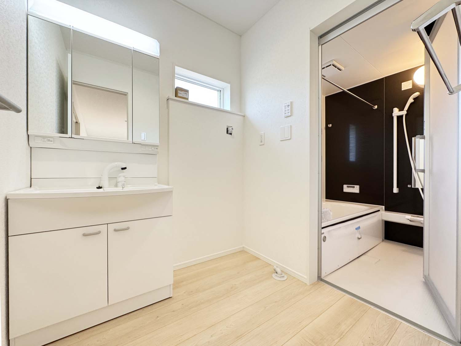 耐震+制震の家 水呑町竹ヶ端 第9：住宅性能取得物件：1号棟の独立洗面台|■三面鏡タイプを採用。鏡の裏にも収納できます
■手洗の洗濯にも便利なゆったりサイズのシンク 
■水栓はリフトアップ機能付、ハンドシャワーでも使えます