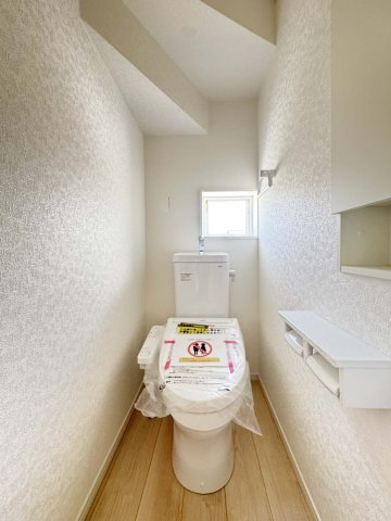 耐震+制震の家 水呑町竹ヶ端 第9：住宅性能取得物件：1号棟のトイレ|■温水洗浄暖房便座
■1階、2階に設置
■奥までぐるーっとフチなしのお手入れカンタン仕様