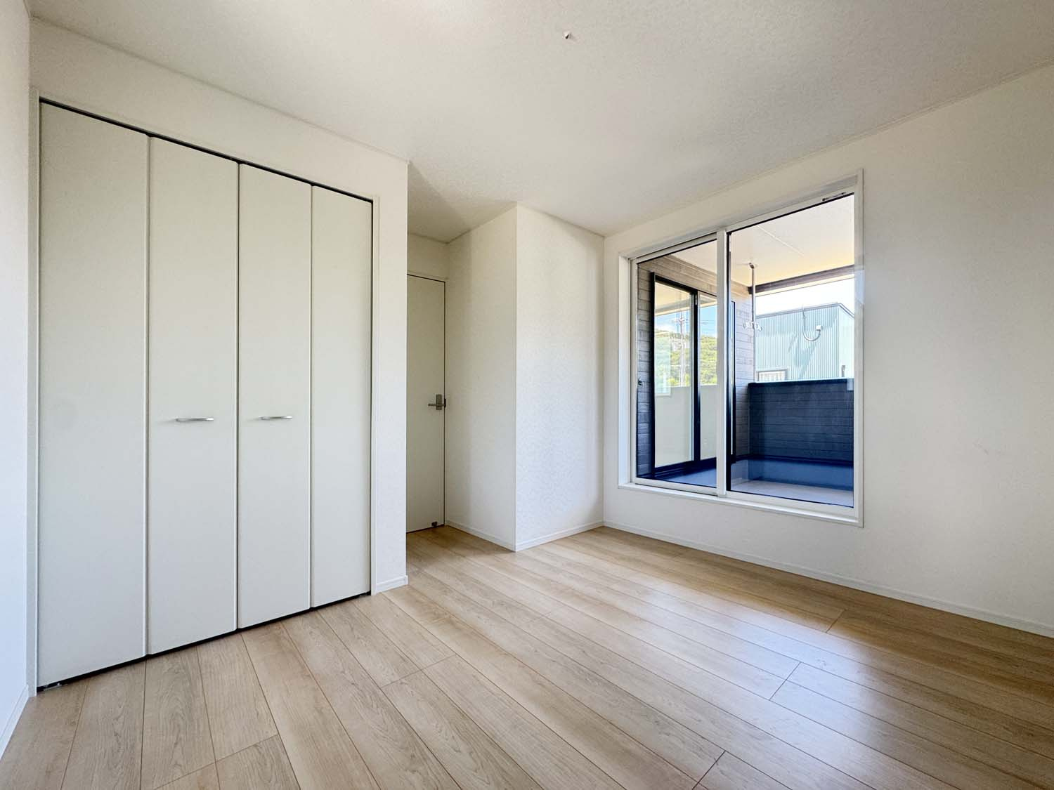 耐震+制震の家 水呑町竹ヶ端 第9：住宅性能取得物件：1号棟の洋室|各居室に収納を備えました