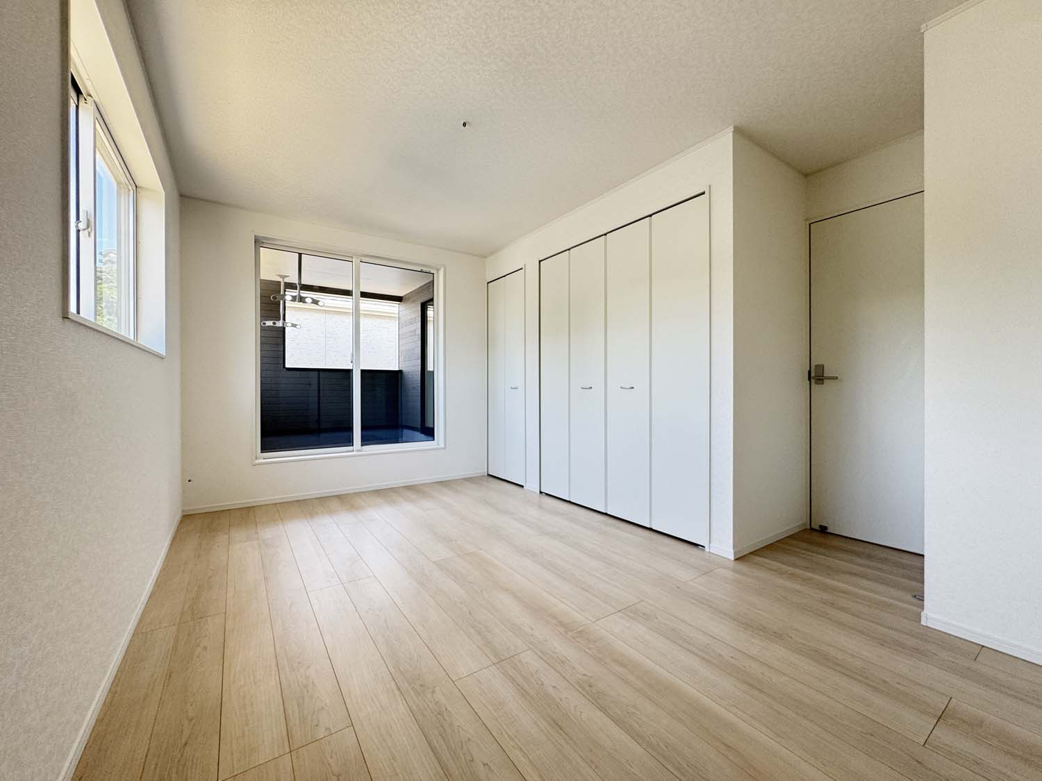 耐震+制震の家 水呑町竹ヶ端 第9：住宅性能取得物件：1号棟の洋室|各居室に収納を備えました