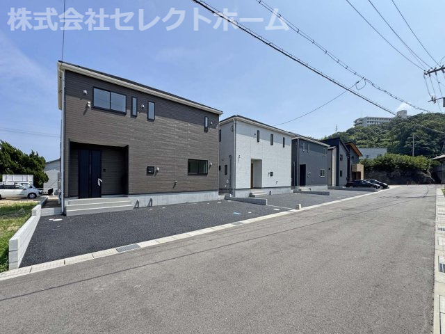 耐震+制震の家 水呑町竹ヶ端 第9：住宅性能取得物件：1号棟の玄関|■TVモニター 夜間の訪問者の顔も確認できるLEDライトを装備
■カードキー　カードやシールを近づけるだけで開け閉め出来る機能
■雨風に強い軽量アルミニウム仕上 インターホン 照明 ポスト 表札セット