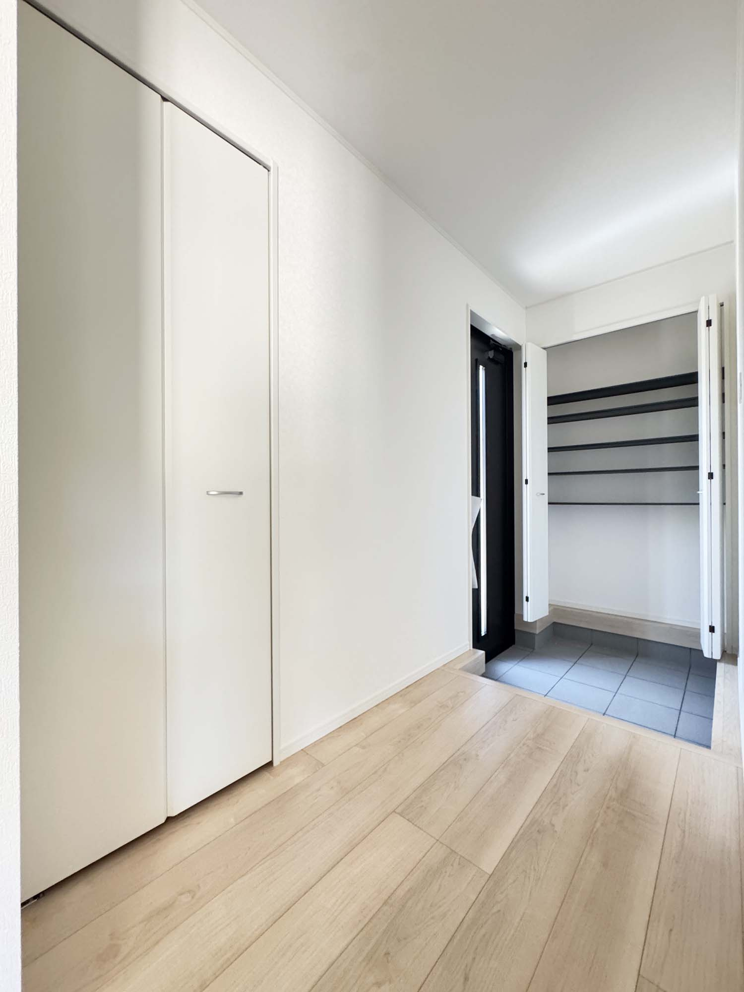 耐震+制震の家 水呑町竹ヶ端 第9：住宅性能取得物件：1号棟の玄関|大容量のシューズボックス