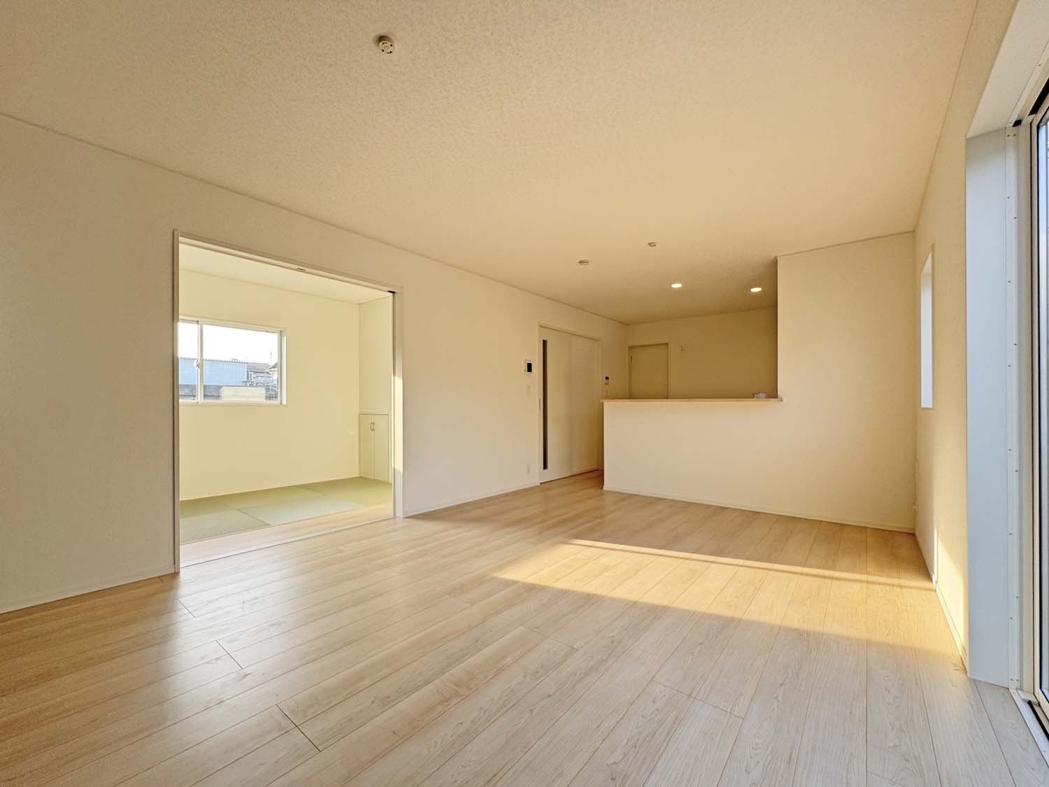 耐震+制震の家 水呑町竹ヶ端 第9：住宅性能取得物件：1号棟の居間・リビング|広々ＬＤＫ 
