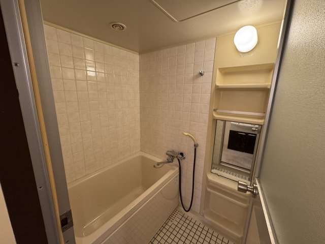 ロイヤルグレース上野東の浴室