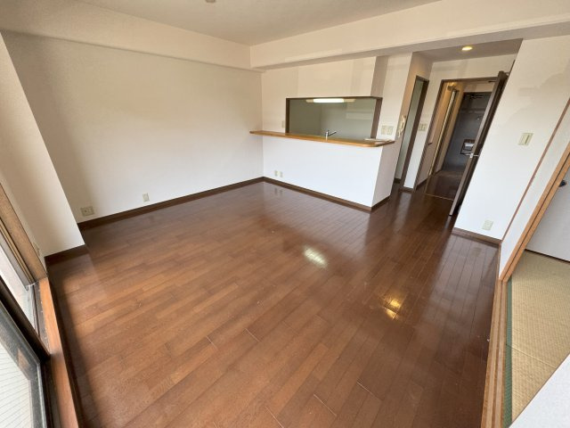 スプリングヒルズIIIの居間・リビング