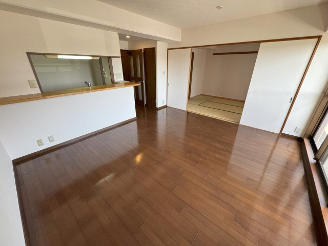 スプリングヒルズIIIの居間・リビング