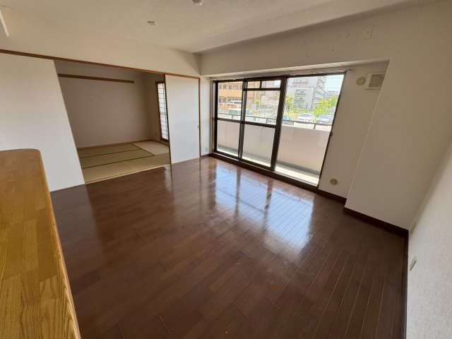 スプリングヒルズIIIの居間・リビング