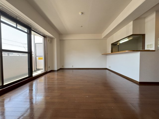 スプリングヒルズIIIの居間・リビング