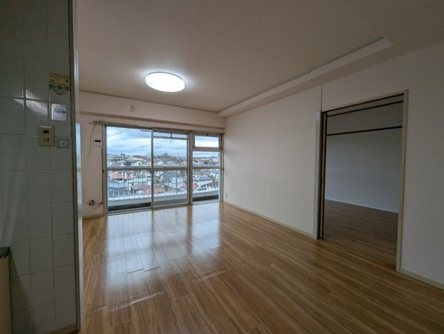 豊中市東寺内町の賃貸マンションの居間・リビング