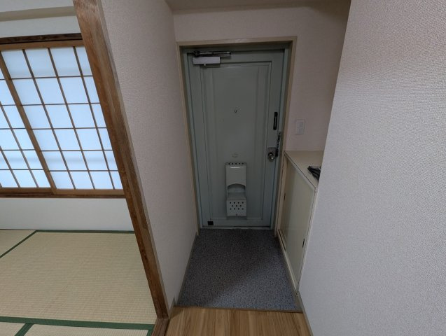 豊中市東寺内町の賃貸マンションの玄関