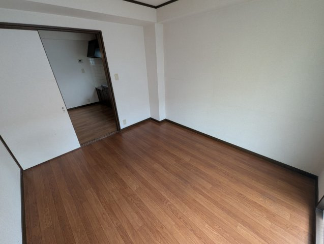 シャルム上野西の洋室