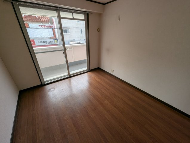 シャルム上野西の洋室