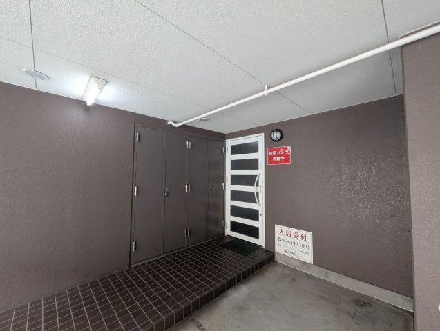 シャルム上野西のエントランス