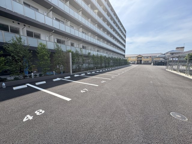 ケイディーエックスレジデンス原木中山の駐車場
