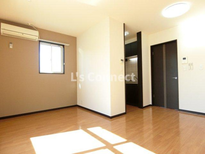 【居間・リビング】 | ベアローズ弐番館 | 角部屋で２面に窓があります。