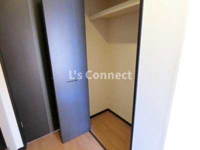 【設備】 | ベアローズ弐番館 | 廊下にも収納付き。