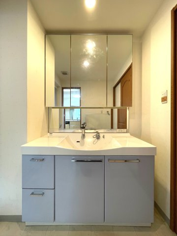 【独立洗面台】 | ヴェルディ広駅前ツインタワー | 幅が広めで、収納力も十分な洗面台です。