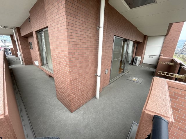 【バルコニー】 | ヴェルディ広駅前ツインタワー | 広びろ3面バルコニー。奥行きもしっかりあり、やわらかな陽射し、心地よい風、一歩外へ出て開放感を味わえる空間です。