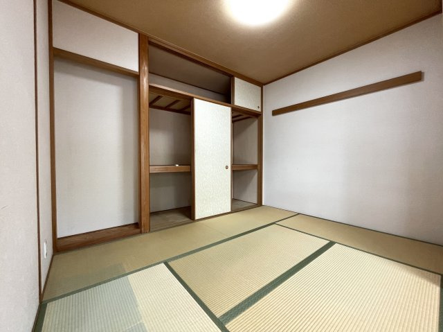 【和室】 | ヴェルディ広駅前ツインタワー | リビング横の和室、ちょっとしたくつろぎスペースにいかがでしょうか。小さなお子さんのお昼寝スペースには丁度良いですね。来客時にも活躍しそうです。