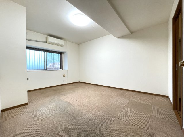 【洋室】 | ヴェルディ広駅前ツインタワー | 9.0帖の洋室。主寝室としては十分な広さがあります。