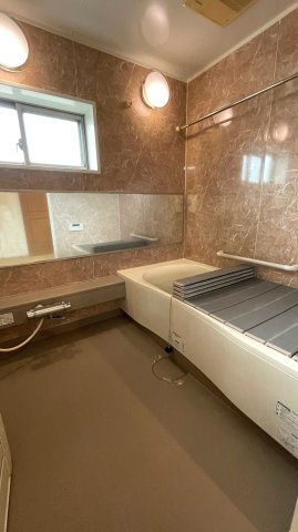 【浴室】 | ヴェルディ広駅前ツインタワー | 光に照らし出されたバスルーム。膨よかな湿度と静かに揺れる眼前の水面。広い浴槽にゆっくりと身を沈め深く瞑想をすれば、また新たな活力が膨らんできます。