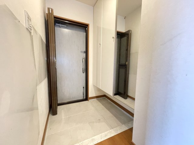 【玄関】 | ヴェルディ広駅前ツインタワー | 広くて明るい玄関ならお客さまからも好印象間違いなし！　天井高まである大型のシューズクローゼットは収納力抜群です！