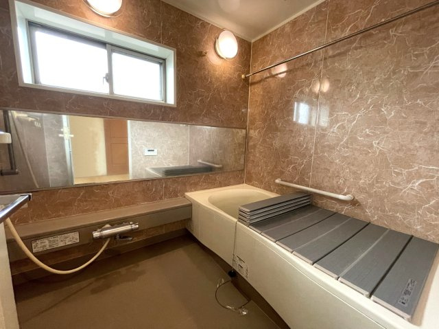 【浴室】 | ヴェルディ広駅前ツインタワー | 光に照らし出されたバスルーム。膨よかな湿度と静かに揺れる眼前の水面。広い浴槽にゆっくりと身を沈め深く瞑想をすれば、また新たな活力が膨らんできます。