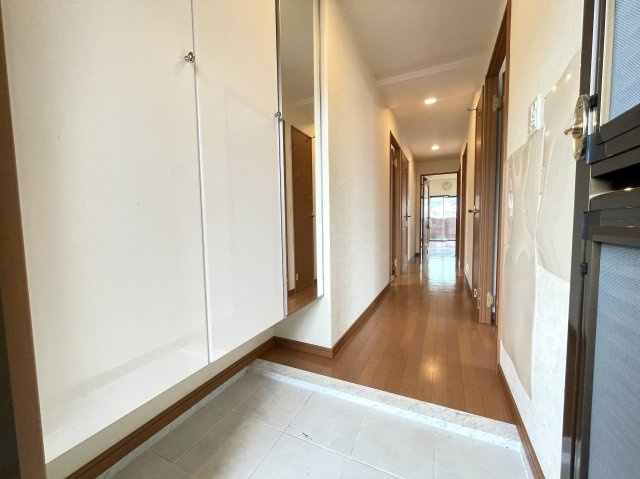 【玄関】 | ヴェルディ広駅前ツインタワー | 人を迎え入れる最初の場所だからこそ、清潔感があり、余裕ある空間に。