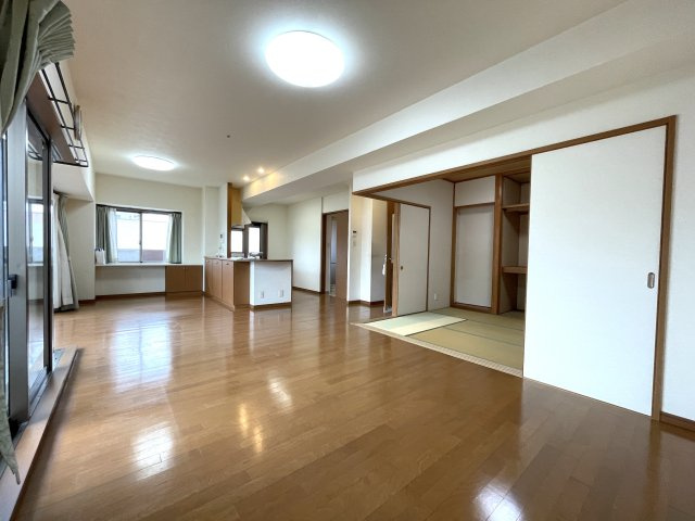 【居間・リビング】 | ヴェルディ広駅前ツインタワー | 約20.9帖のLDK。ソファやテレビなどを余裕をもって置ける広さがあります。南向きのリビングなので、とっても明るいです！