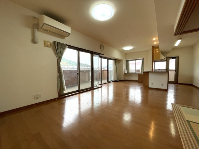 【居間・リビング】 | ヴェルディ広駅前ツインタワー | キッチンからリビングと和室まで見渡せる間取りで、家族の一体感を感じられますね！