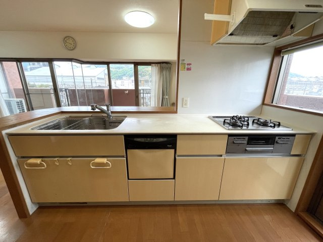 【キッチン】 | ヴェルディ広駅前ツインタワー | 人気の対面システムキッチン。調理スペースがかなり広く、作業効率があがりそうです！