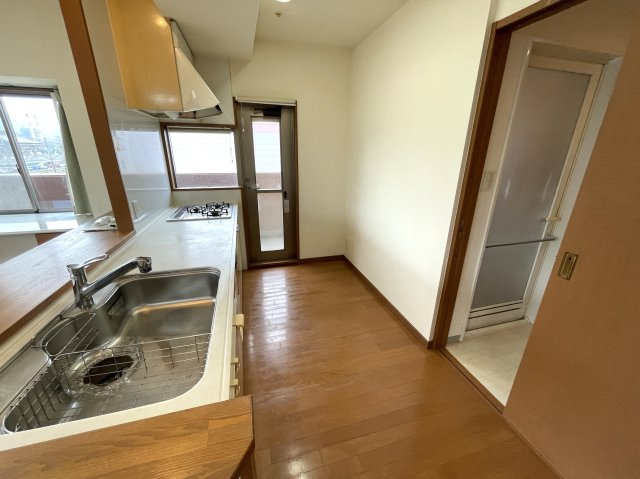 【キッチン】 | ヴェルディ広駅前ツインタワー | 背面が広く、カップボードを置いても十分な広さを確保できます。バルコニーに出られる勝手口もあり、洗面室や浴室にもすぐに行けます。