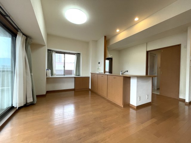 【キッチン】 | ヴェルディ広駅前ツインタワー | 大きめのダイニングテーブルを置いても十分な広さがあるダイニングエリアです。