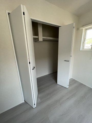 三次市畠敷町の家の収納|２階主寝室のウォークインクローゼット