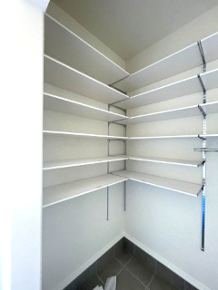三次市畠敷町の家の収納|玄関左にある広いシューズインウォークインクローゼット