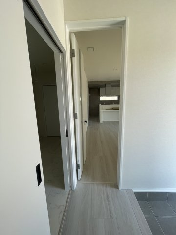 三次市畠敷町の家のその他|玄関からリビングへ