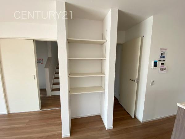 前橋市朝倉町２期２号棟の居間・リビング|使い勝手の良いリビング収納です。