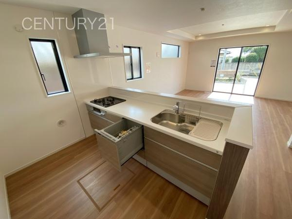 前橋市朝倉町２期２号棟のキッチン|シンクも大きく洗い物もしやすい浄水器付。シャワーヘッドは引き出し可能、シンクの隅々まで洗い流せます。