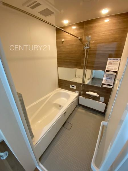 前橋市朝倉町２期２号棟の浴室|ゆったりと寛げる大型バスタブ。
足を伸ばしたまま入浴可能です。
浴室乾燥機付きで天候が悪い日でも洗濯をして衣類を乾燥させることができます。