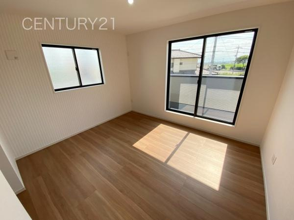 前橋市朝倉町２期２号棟の洋室|２面採光の明るい洋室です。