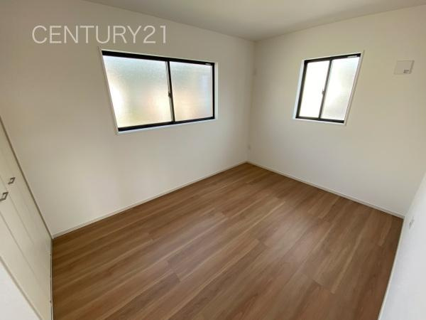 前橋市朝倉町２期２号棟の洋室|２面採光の明るい洋室です。