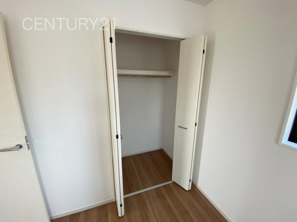 前橋市朝倉町２期２号棟の収納|ハンガーパイプ付きクローゼットです。