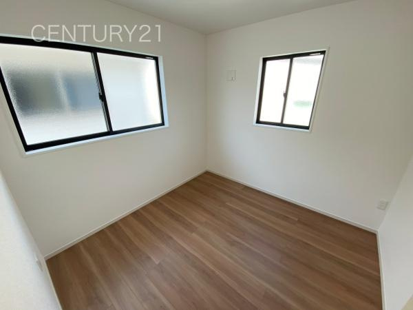 前橋市朝倉町２期２号棟の洋室|２面採光の明るい洋室です。