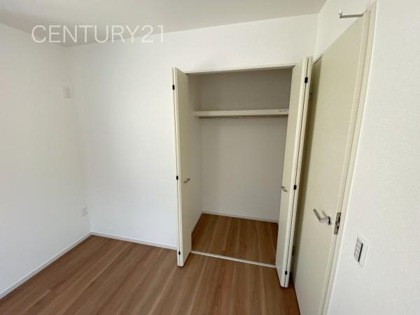 前橋市朝倉町２期２号棟の収納|ハンガーパイプ付きクローゼットです。