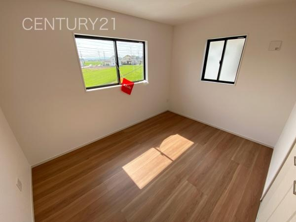 前橋市朝倉町２期２号棟の洋室|２面採光の明るい洋室です。