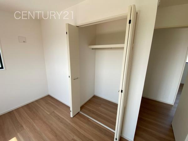 前橋市朝倉町２期２号棟の収納|ハンガーパイプ付きクローゼットです。