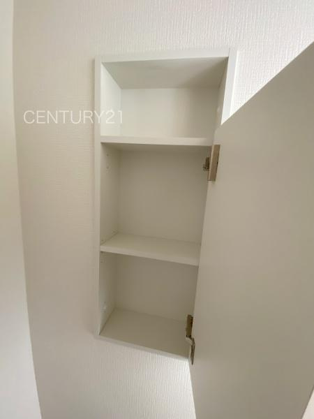 前橋市朝倉町２期２号棟のトイレ|２階トイレです。
壁に埋め込み収納付き。
ペーパーストックに便利です。