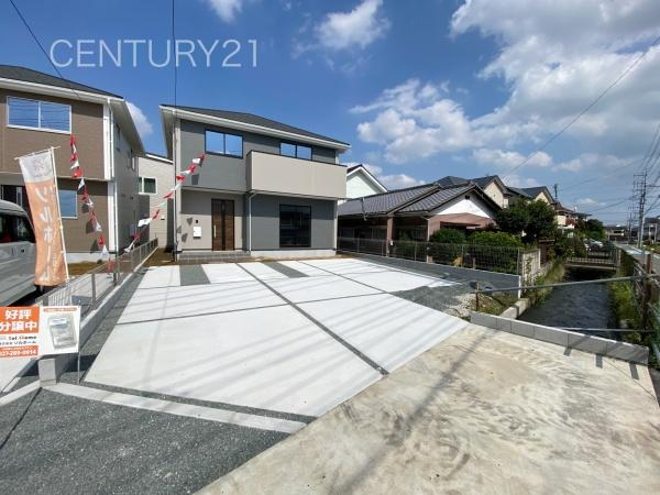 前橋市朝倉町２期２号棟の前面道路含む現地写真|並列駐車可能な駐車場スペースです。